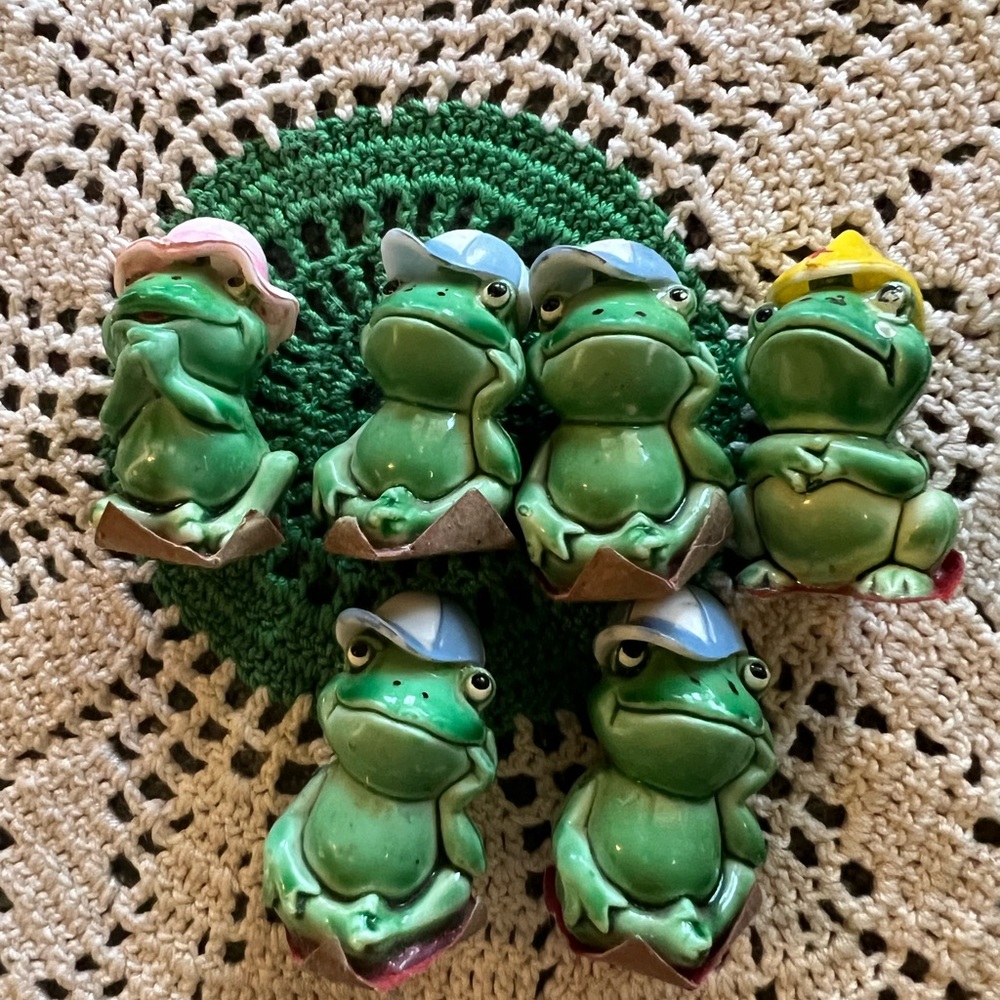 Vintage Kitschy Figurine Set 6 Frogs Great Collection & Condition 1.5”
